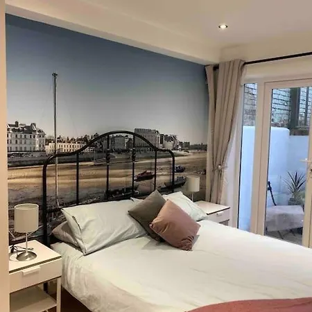 Beach Retreat, Stones Throw Away From Beach Margate Exterior photo