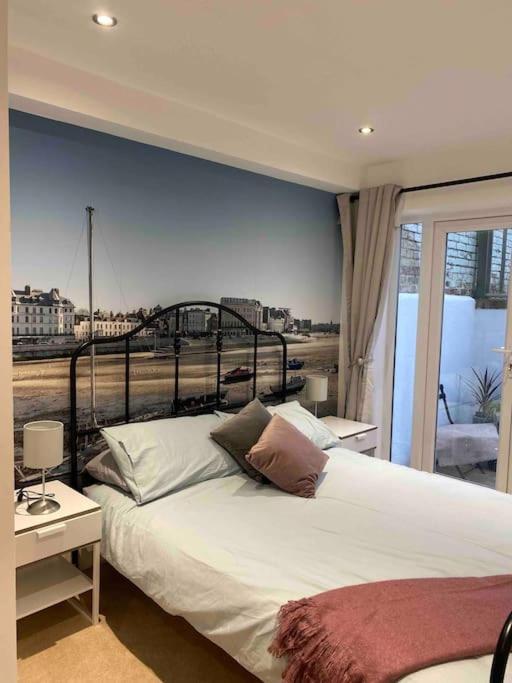 Apartment Retreat, Stones Throw Away From